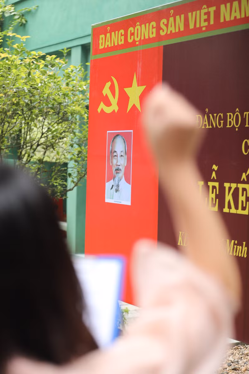 12 sinh viên ưu tú Trường ĐH Thủ đô Hà Nội được kết nạp Đảng