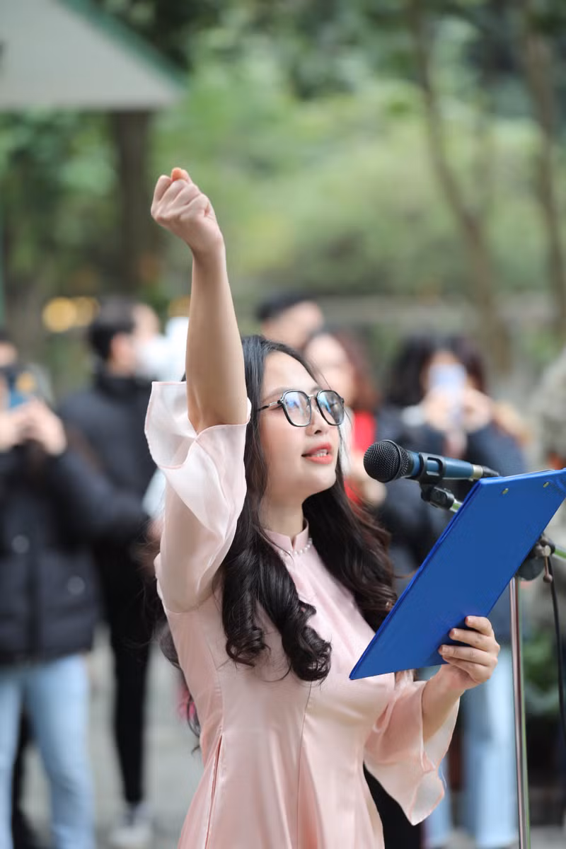 12 sinh viên ưu tú Trường ĐH Thủ đô Hà Nội được kết nạp Đảng