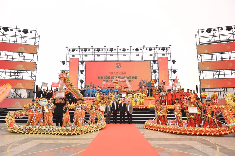 Mãn nhãn múa Rồng tại Festival Thanh niên quốc tế