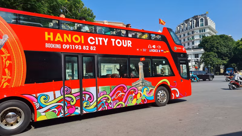 Người Hà Nội xếp hàng dài nhận vé đi xe buýt 2 tầng miễn phí