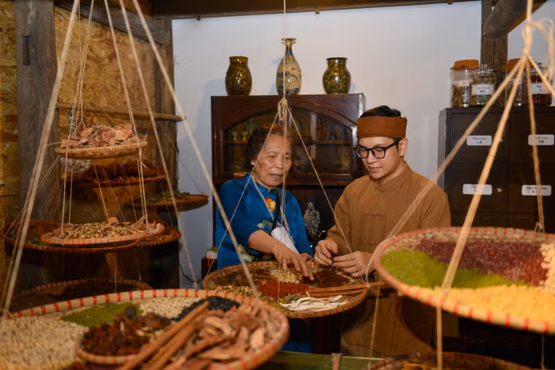 Và hướng đến sự kiện UNESCO vinh danh Đại danh y Hải Thượng Lãn Ông Lê Hữu Trác được phê chuẩn danh sách các “Danh nhân văn hóa và sự kiện lịch sử niên khóa 2023 – 2024”. Tái hiện không gian của gia đình lương y làm nghề thuốc đông y truyền thống