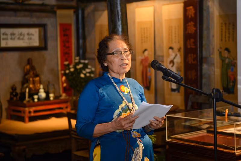 Dược sĩ Trần thị Tuyết Mai sinh sống tại số 69 phố Lãn Ông, hoạt động kinh doanh nghề 58 năm đại diện người dân sinh sống và kinh doanh trên phố phát biểu. Tái hiện không gian của gia đình lương y làm nghề thuốc đông y truyền thống