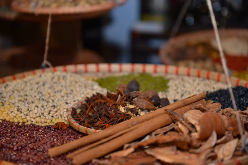 Nghề thuốc Đông y ở phố Lãn Ông không chỉ nổi tiếng với các kỹ thuật nghề, các phương pháp điều trị đa dạng mà giá trị của nghề còn được thể hiện qua các Y huấn mà những bậc tiền nhân để lại. Tái hiện không gian của gia đình lương y làm nghề thuốc đông y truyền thống