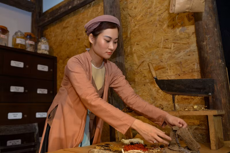 Khu phố cổ Hà Nội, với kiến trúc độc đáo và bản sắc văn hóa rõ rệt, chủ yếu là khu phố nghề với các nghề thủ công truyền thống. Trong đó, phố Lãn Ông nổi tiếng là nơi tập trung của nghề đông y, buôn bán thuốc nam, thuốc bắc. Tái hiện không gian của gia đình lương y làm nghề thuốc đông y truyền thống