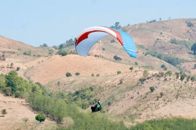 130 phi công thi bay dù lượn ở huyện biên giới tỉnh Kon Tum