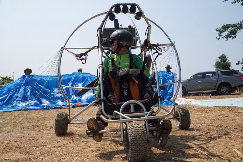 130 phi công thi bay dù lượn ở huyện biên giới tỉnh Kon Tum