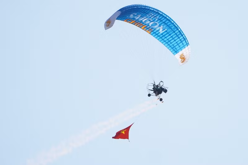 130 phi công thi bay dù lượn ở huyện biên giới tỉnh Kon Tum