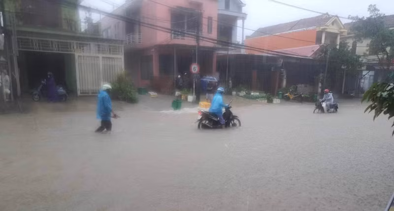 Từ tối 29/10 đến chiều nay (30/10), trên địa bàn tỉnh Quảng Bình có mưa to, có nơi mưa rất to. Quảng Bình mưa như trút nước, đường phố 'tê liệt'