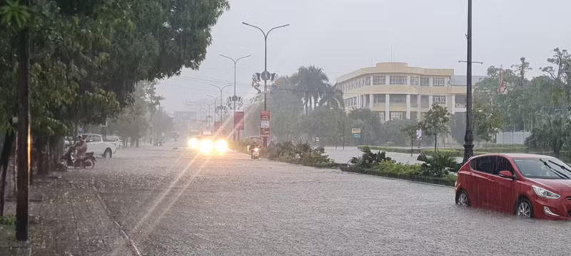 Ở các khu vực bị ngập sâu, cơ quan chức năng cũng đã cắm biển cảnh báo và ngăn phương tiện qua lại để đảm bảo an toàn. Quảng Bình mưa như trút nước, đường phố 'tê liệt'