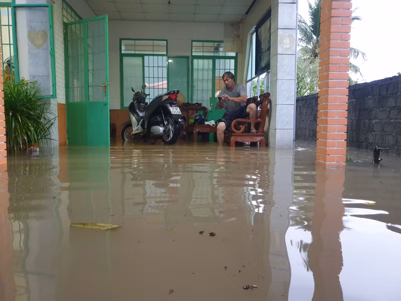 Tại phường Đồng Sơn, thành phố Đồng Hới, nhiều khu dân cư bị ngập cục bộ, một số hộ dân nước tràn vào nhà. Quảng Bình mưa như trút nước, đường phố 'tê liệt'