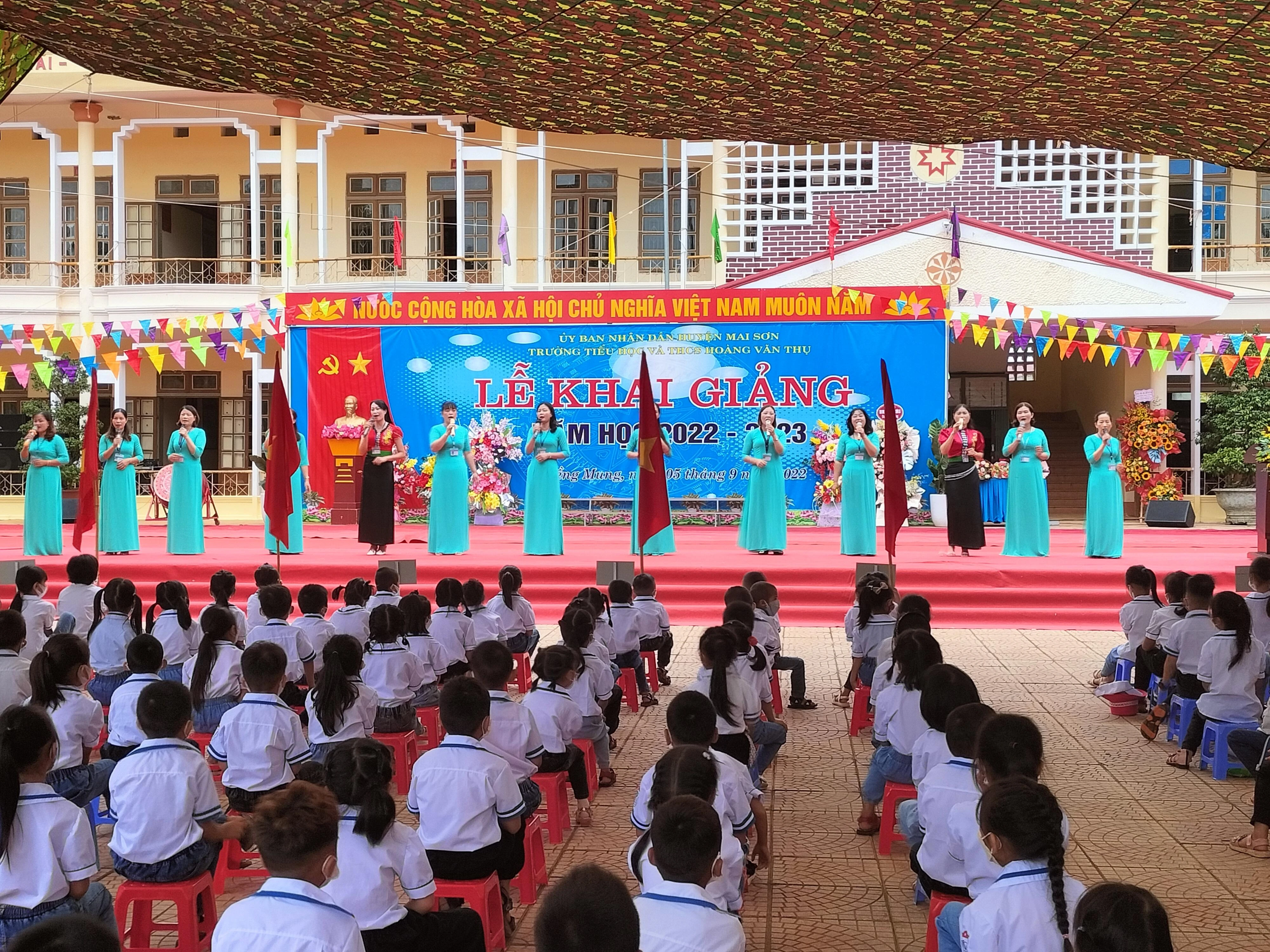 Tiết mục văn nghệ của cán bộ, giáo viên nhà trường.