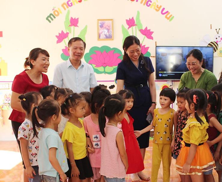 Lãnh đạo Sở GD&ĐT động viên cô và trò trường mầm non Kim Sơn, huyện Kim Bôi năm học mới 2022 - 2023. Lãnh đạo Sở GD&ĐT động viên cô và trò trường mầm non Kim Sơn, huyện Kim Bôi năm học mới 2022 - 2023.