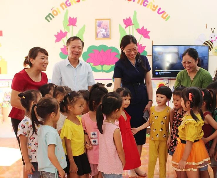 Lãnh đạo Sở GD&amp;ĐT động viên cô và trò trường mầm non Kim Sơn, huyện Kim Bôi năm học mới 2022 - 2023.