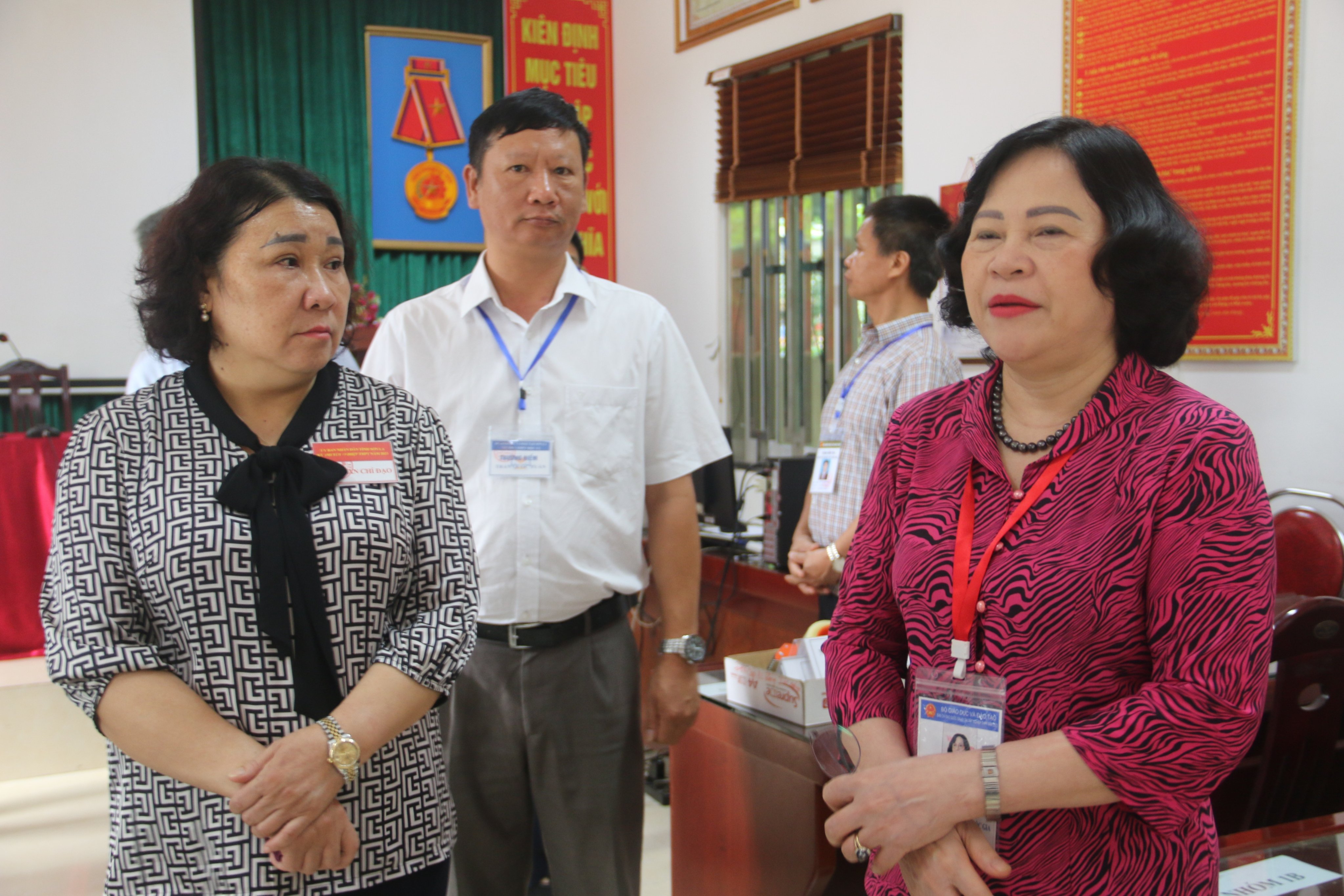 Thứ trưởng Ngô Thị Minh (bên phải) trao đổi với bà Tráng Thị Xuân. Thứ trưởng Ngô Thị Minh (bên phải) trao đổi với bà Tráng Thị Xuân.