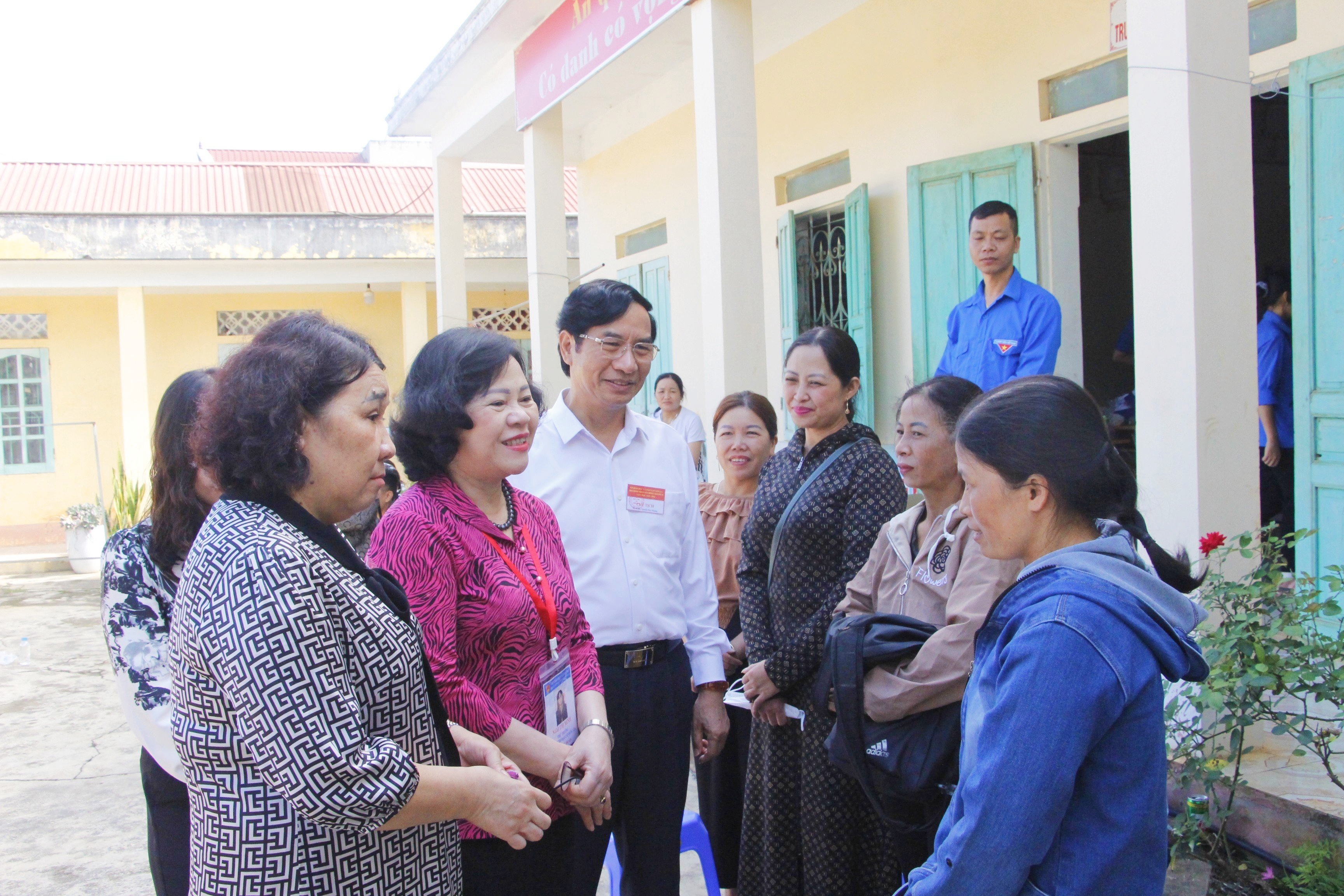 Thứ trưởng hỏi thăm và động viên phụ huynh tại điểm thi THPT Thảo Nguyên. Thứ trưởng hỏi thăm và động viên phụ huynh tại điểm thi THPT Thảo Nguyên.