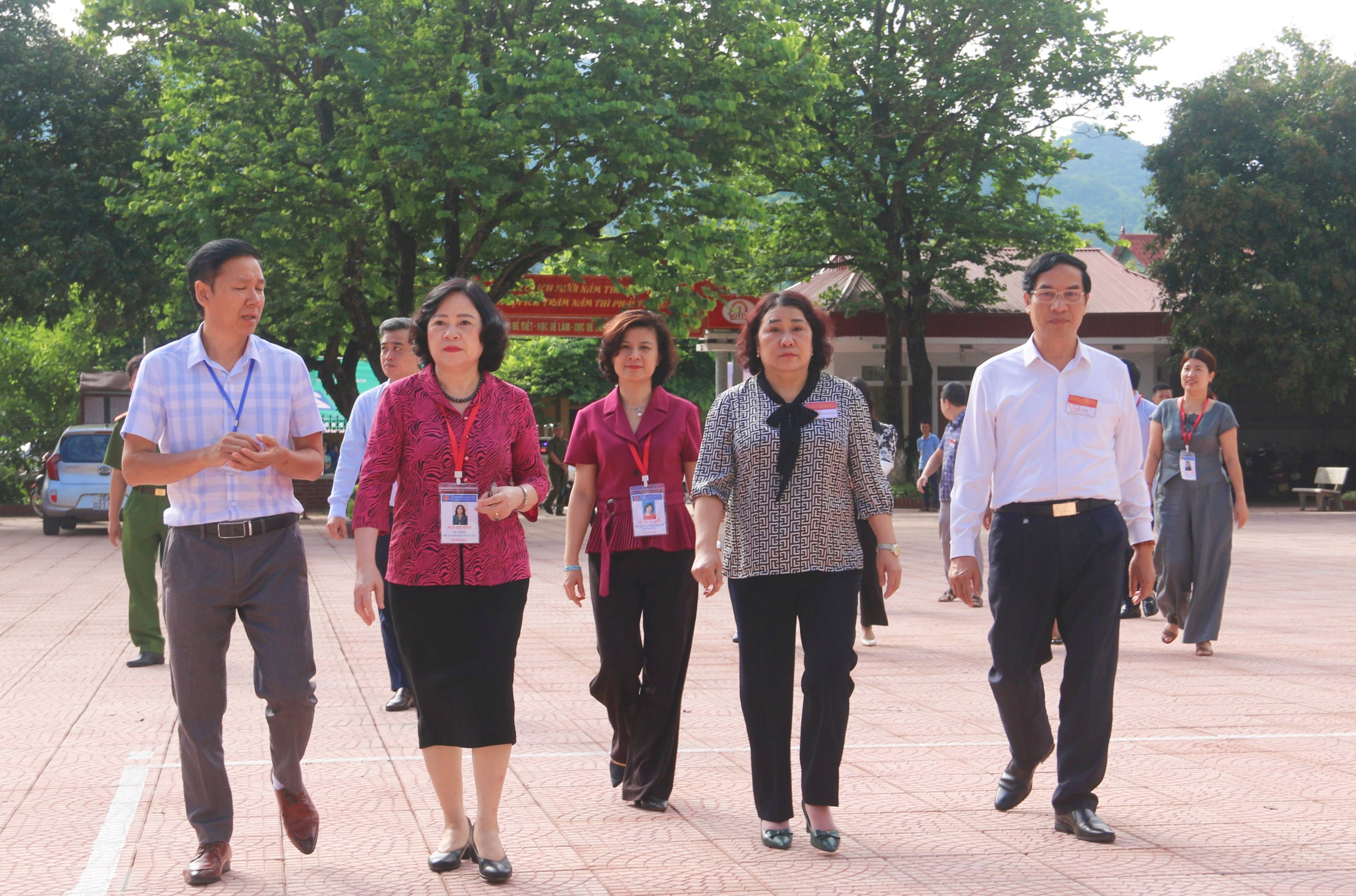 Thứ trưởng Ngô Thị Minh (người thứ 2 từ trái sang) cùng đoàn công tác kiểm tra công tác thi tốt nghiệp tại Trường THPT Mộc Lỵ. Thứ trưởng Ngô Thị Minh (người thứ 2 từ trái sang) cùng đoàn công tác kiểm tra công tác thi tốt nghiệp tại Trường THPT Mộc Lỵ.