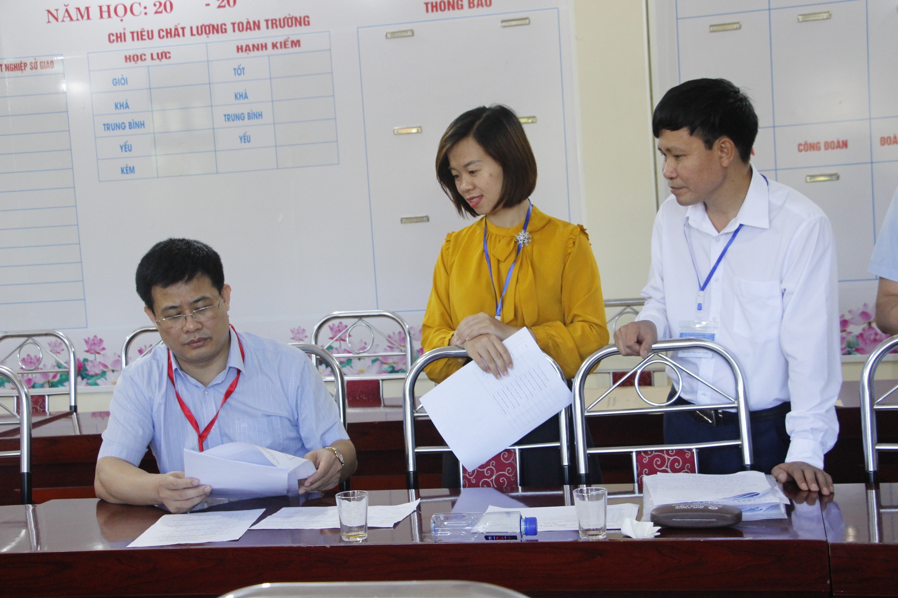 Ông Sái Công Hồng (ngoài cùng bên trái), Phó Vụ trưởng Vụ Giáo dục Trung học cùng đoàn công tác kiểm tra thi tốt nghiệp tại trường THPT Thảo Nguyên. Ông Sái Công Hồng (ngoài cùng bên trái), Phó Vụ trưởng Vụ Giáo dục Trung học cùng đoàn công tác kiểm tra thi tốt nghiệp tại trường THPT Thảo Nguyên.