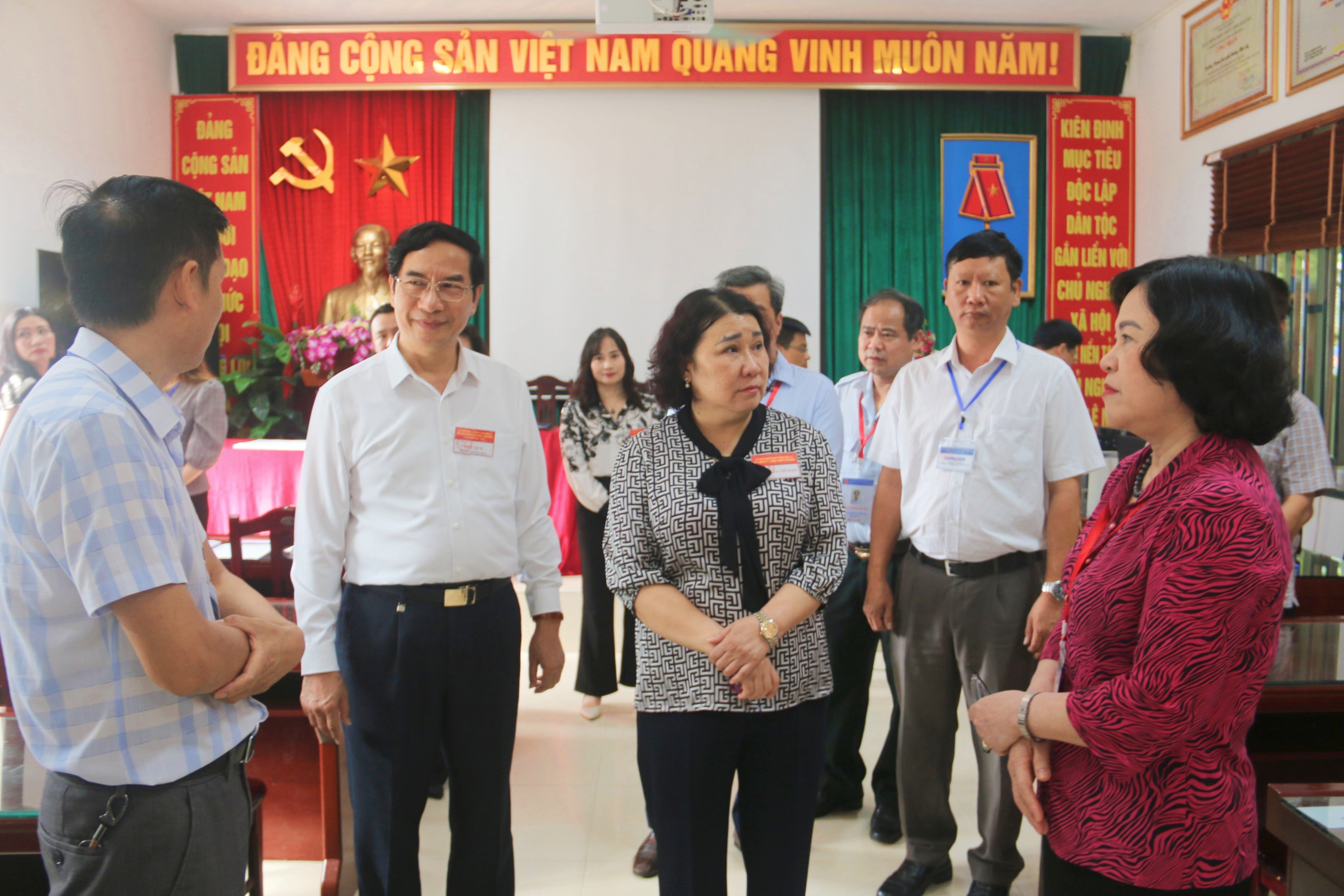 Thứ trưởng Ngô Thị Minh (ngoài cùng bên phải) cùng đoàn công tác kiểm tra việc coi thi tại Trường THPT Mộc Lỵ. Thứ trưởng Ngô Thị Minh (ngoài cùng bên phải) cùng đoàn công tác kiểm tra việc coi thi tại Trường THPT Mộc Lỵ.