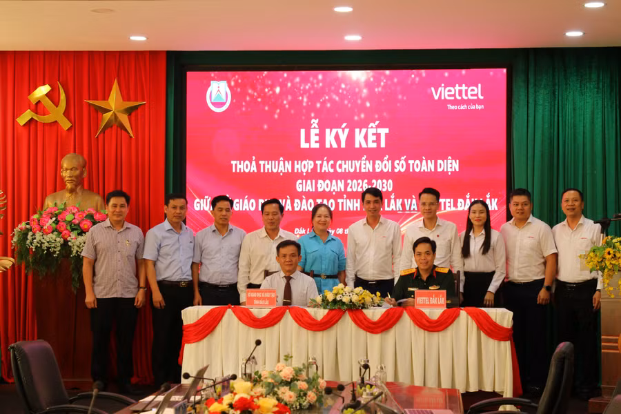 Lễ ký kết hợp tác giữa Sở GD&ĐT Đắk Lắk với Viettel Đắk Lắk. (Ảnh: TH)