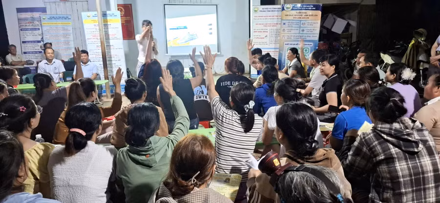 Tư vấn, giới thiệu việc làm cho người dân vùng sâu, vùng xa của tỉnh Đắk Lắk. (Ảnh: TTCC) 4-tvvl-dem.jpg
