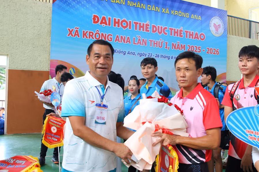 a3-ong-hoang-minh-giam-chu-tich-ubnd-xa-krong-ana-tang-hoa-cac-doan-van-dong-vien.jpg