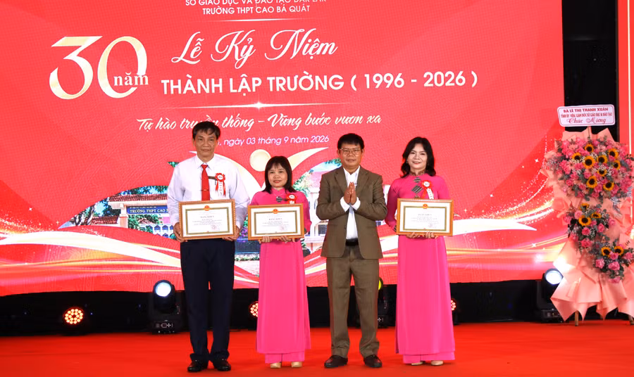 2-bang-khen.jpg