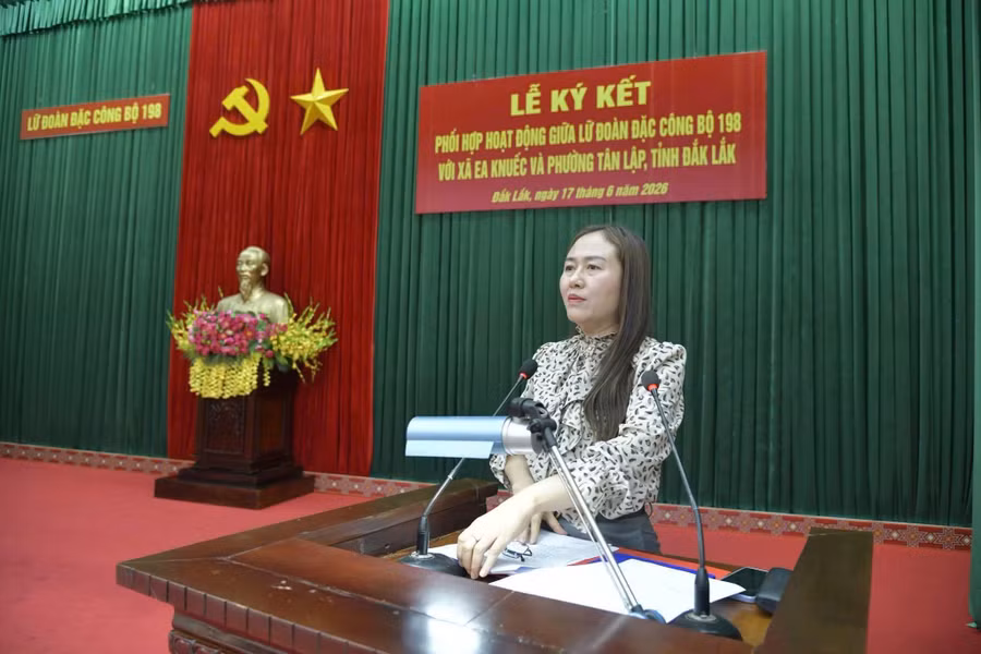 a3-ba-ngo-thi-minh-trinh-bi-thu-dang-uy-chu-tich-hdnd-xa-ea-knuec-phat-bieu-tai-le-ket-nghia.jpg