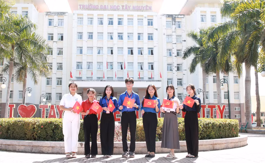 Sinh viên khoa Sư phạm, Trường Đại học Tây Nguyên hướng về Đại hội XIV của Đảng. (Ảnh: TT)