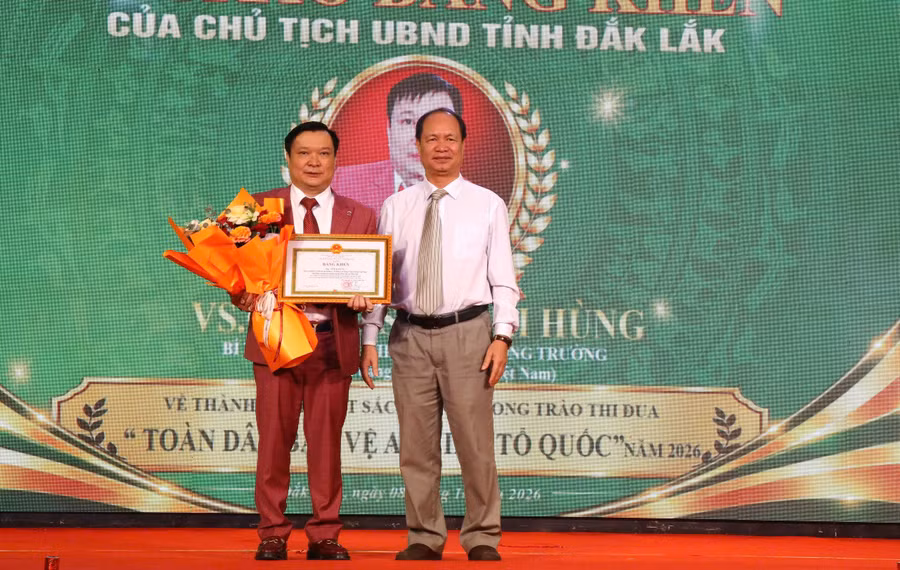 Ông Nguyễn Hữu Việt trao Bằng khen của UBND tỉnh Đắk Lắk cho VS.GSDD.TS Lê Đại Hùng. gk-vs-hung.jpg