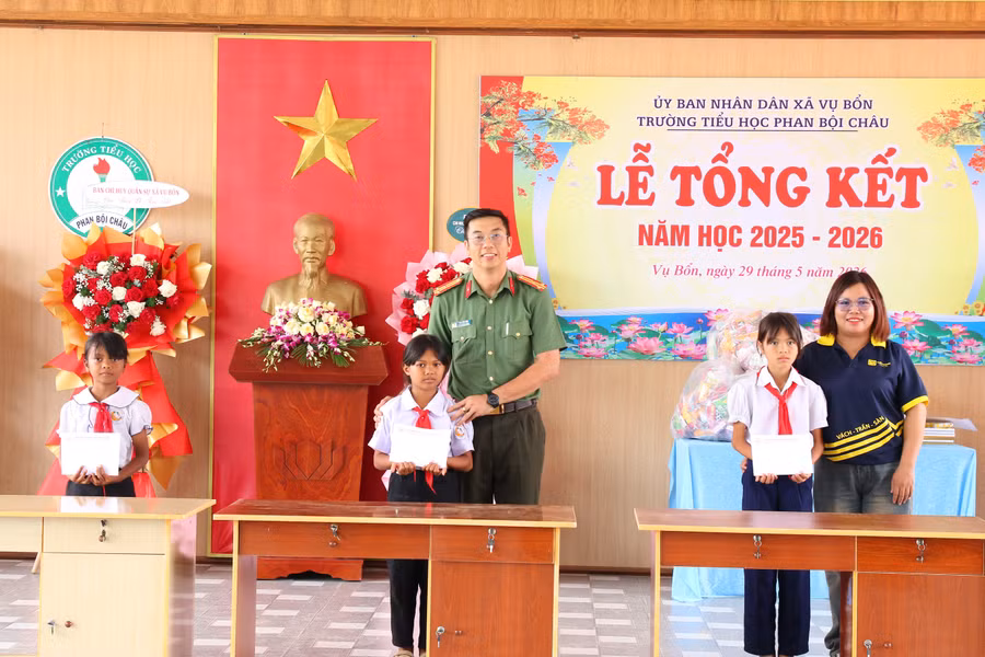 a3-thuong-ta-cao-bao-van-pho-truong-phong-an-ninh-kinh-te-can-tinh-dak-lak-trao-tang-cac-suat-qua-cho-hoc-sinh.jpg