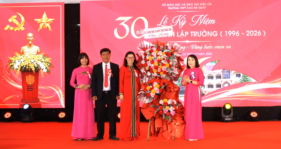 Bà Võ Thị Minh Duyên, Phó Giám đốc Sở GD&ĐT chúc mừng nhà trường. (Ảnh: TT)