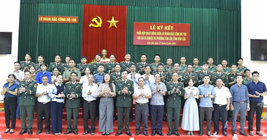 Lữ đoàn Đặc công Bộ 198 kết nghĩa với xã Ea Knuếc và phường Tân Lập (Đắk Lắk). (Ảnh: TT)