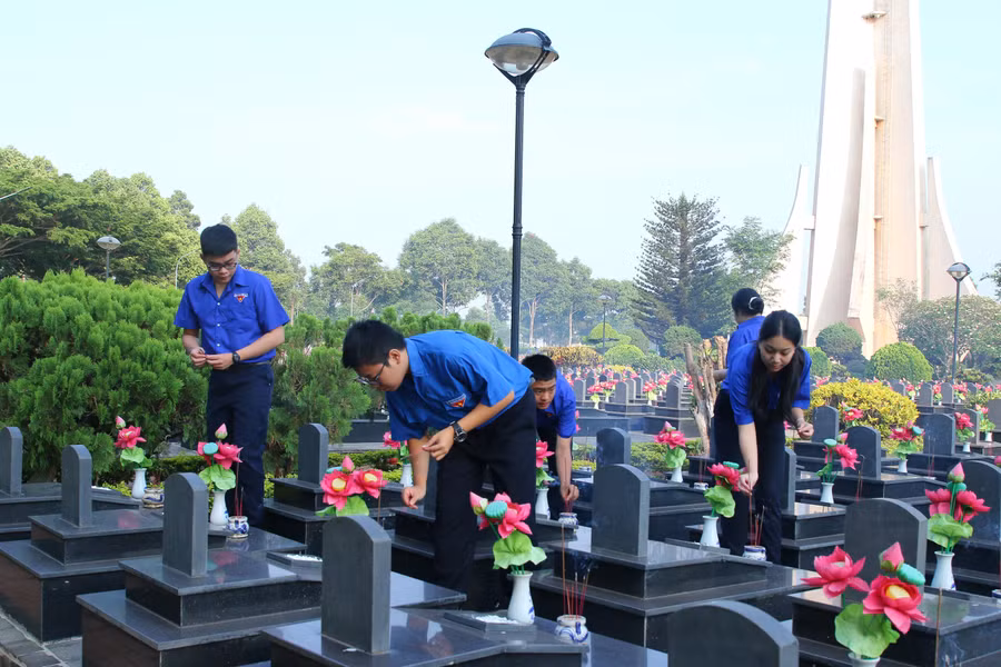 a5-doan-vien-thanh-nien-dang-huong-tuong-nho-cac-anh-hung-liet-si-tai-nghia-trang-liet-si-tinh-dak-lak.jpg
