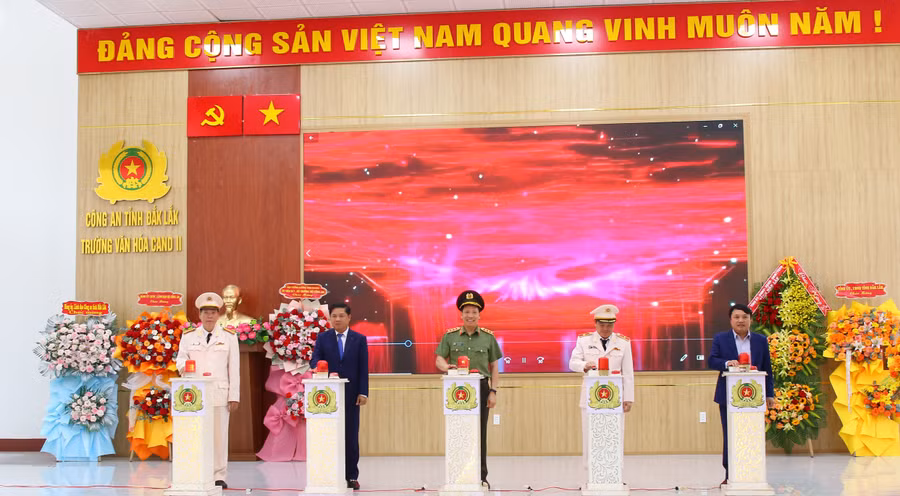Các đại biểu thực hiện nghi thức thành lập Trường Văn hóa Công an nhân dân II tại Đắk Lắk. (Ảnh: TT)