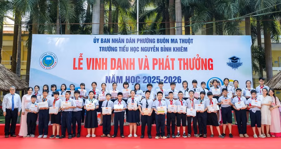 Lãnh đạo Trường Tiểu học Nguyễn Bỉnh Khiêm trao thưởng cho học sinh xuất sắc. (Ảnh: TT)