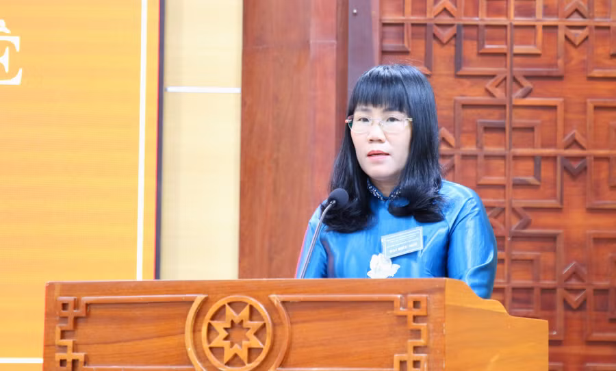 Bà Hồ Thị Nguyên Thảo, Phó Chủ tịch Thường trực UBND tỉnh trình bày báo cáo. (Ảnh: TT) ba-nguyen-thao-pct-ubnd.jpg