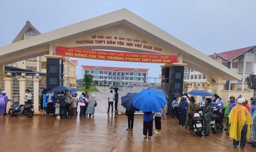 Thí sinh đến làm thủ tục dự thi vào Trường PTDTNT THPT Đam San. (Ảnh: TT)