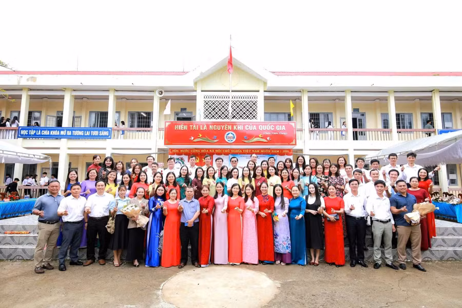 anh-2-su-no-luc-cua-tap-the-can-bo-giao-vien-duoc-ghi-nhan-tai-le-tong-ket-nam-hoc-2025-2026.jpg