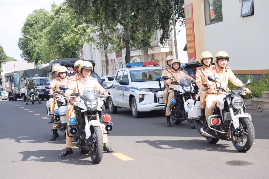Công an Đắk Lắk ra quân thực hiện cao điểm bảo đảm trật tự an toàn giao thông trong lứa tuổi học sinh. (Ảnh: Thành Tâm)