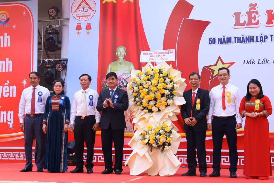 a5-lanh-dao-ubnd-va-so-gddt-tinh-dak-lak-tang-hoa-chuc-mung-le-ky-niem.jpg