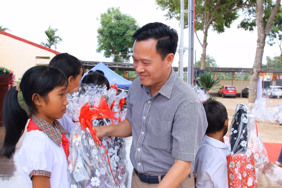 a3-ong-luu-tien-quang-pho-giam-doc-so-gddt-trao-qua-cho-cac-em-co-hoan-canh-kho-khan.jpg