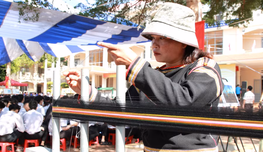 Một học viên tại Đắk Lắk thực hành dệt thổ cẩm truyền thống sau khi học lý thuyết. (Ảnh: TT)