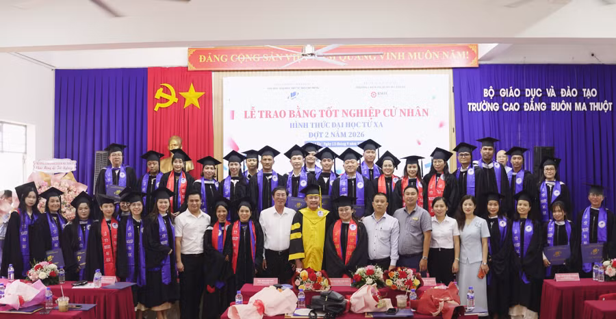 Trao bằng tốt nghiệp cho các tân cử nhân. (Ảnh: NT)