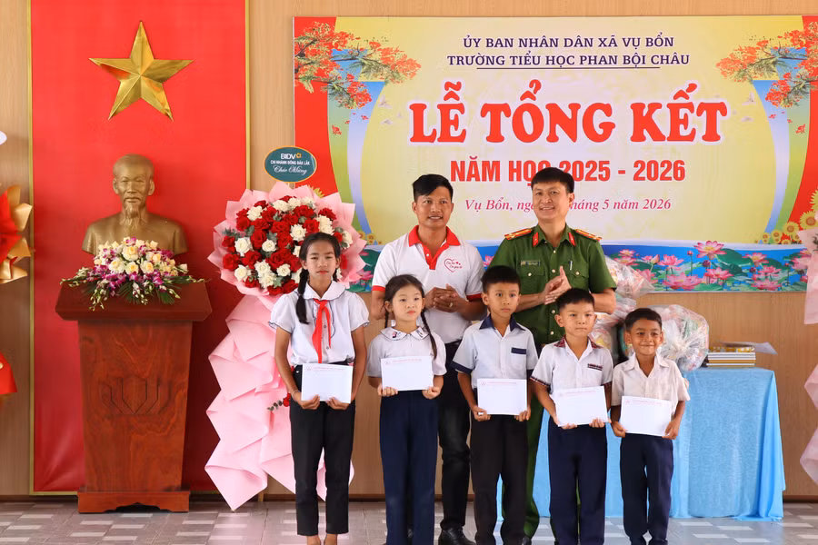 a5-nhieu-suat-qua-hoc-bong-duoc-trao-tang-cho-cac-em.jpg