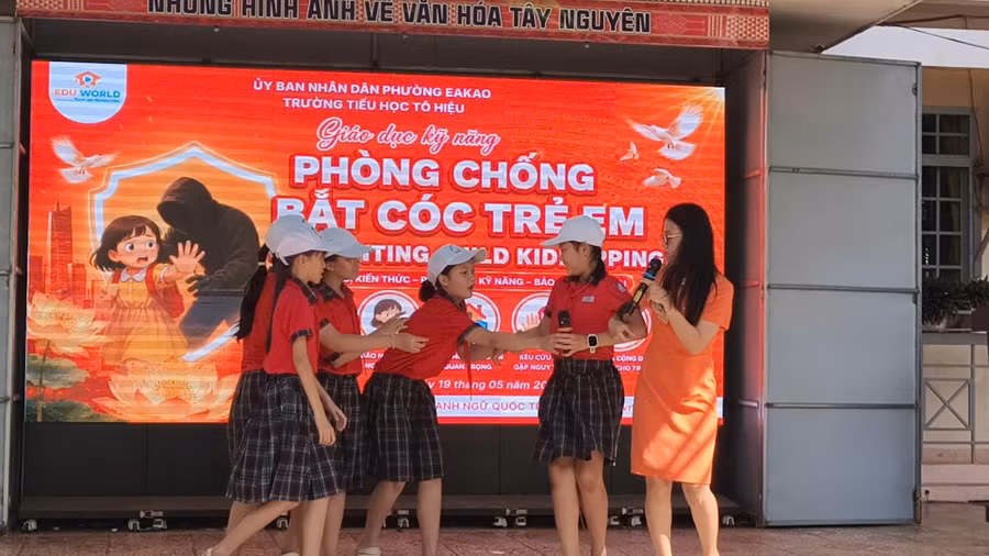 Các hoạt động trải nghiệm giúp học sinh rèn kỹ năng ứng phó và tự bảo vệ bản thân. (Ảnh: Thế Hùng)