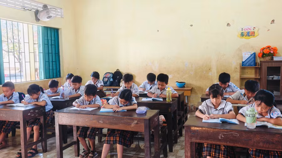 a2-dieu-kien-hoc-tap-cua-hoc-sinh-vung-bien-van-con-nhieu-thieu-thon.jpg