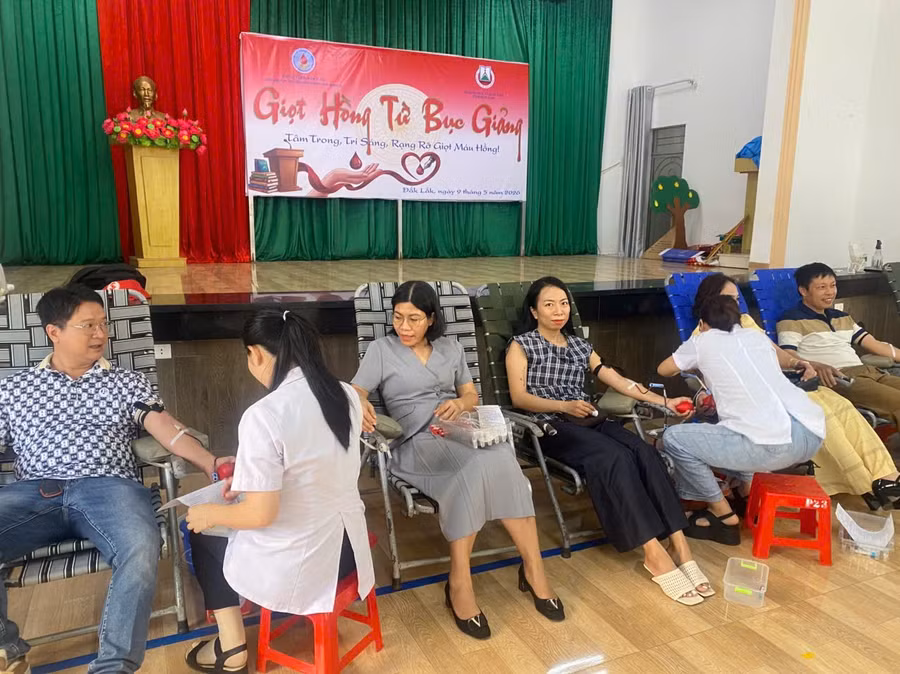 Cán bộ, chuyên viên Sở GD&ĐT Đắk Lắk tham gia "Giọt hồng từ bục giảng 2026". (Ảnh: Thế Hùng)