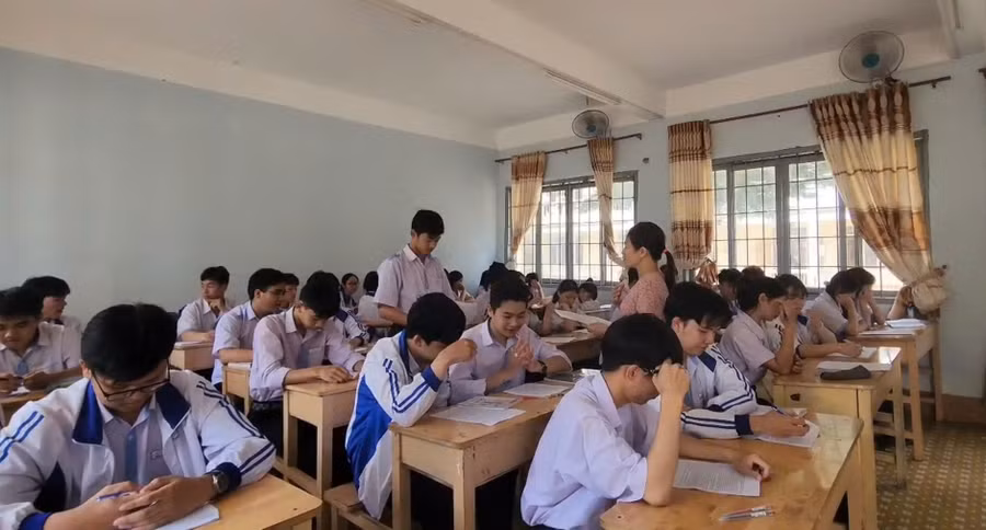 anh-5-khong-khi-on-tap-soi-noi-giua-thay-co-va-hoc-sinh-trong-giai-doan-chuan-bi-ky-thi.jpg