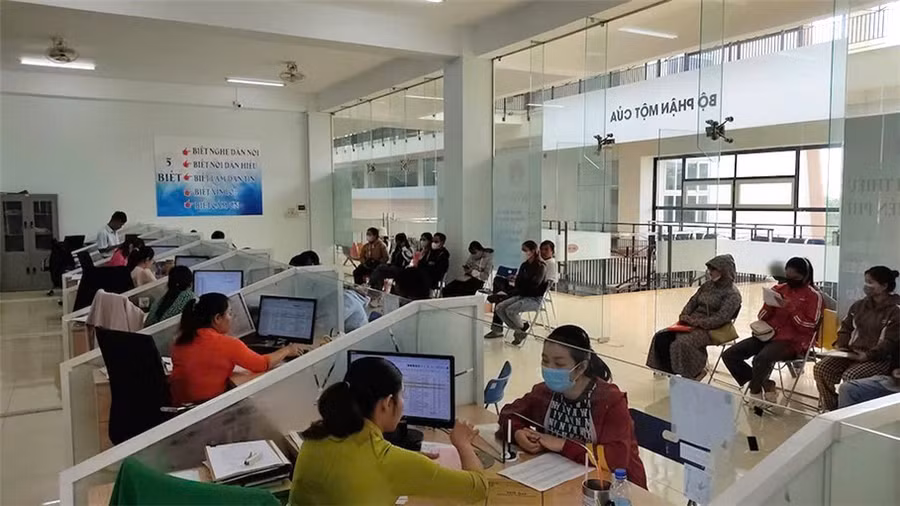 Nhiều người dân tại Đắk Lắk tìm đến Trung tâm dịch vụ việc làm, Sở Nội vụ tỉnh để tìm hiểu thông tin. (Ảnh: TTCC) ttvl-1.jpg