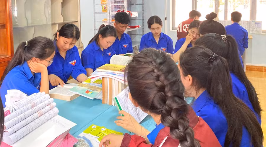 Học sinh đọc sách tại Thư viện Trường THPT Cao Bá Quát, Đắk Lắk. (Ảnh: Thành Tâm)